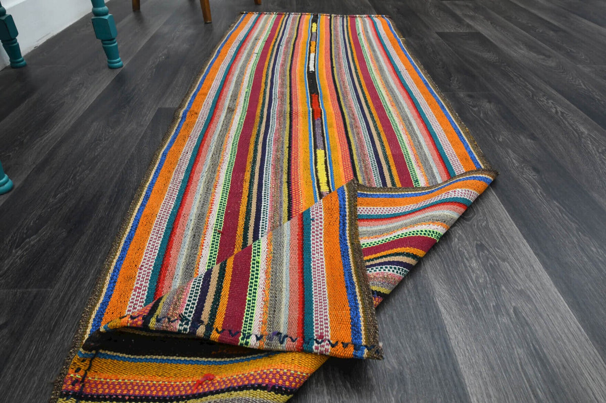 El yapımı vintage yolluk 76x216 cm oryantal desenli yün - ışık altında renk detayı