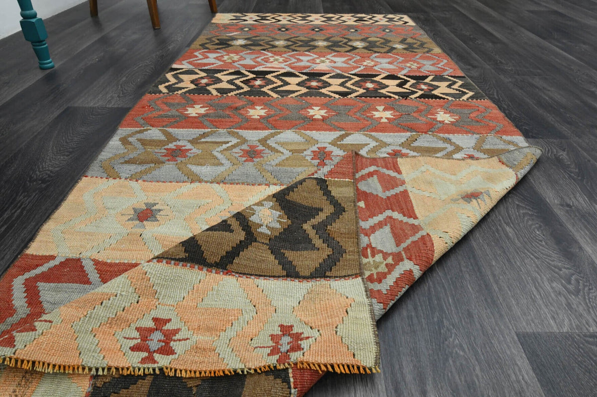 El yapımı vintage yolluk 107x257 cm i̇kat desenli yün - ışık altında renk detayı