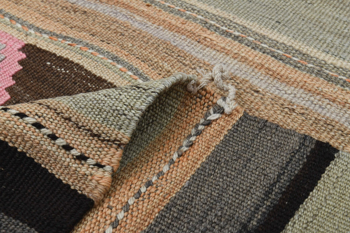 El yapımı vintage yolluk 140x323 cm geometrik desenli yün - ışık altında renk detayı