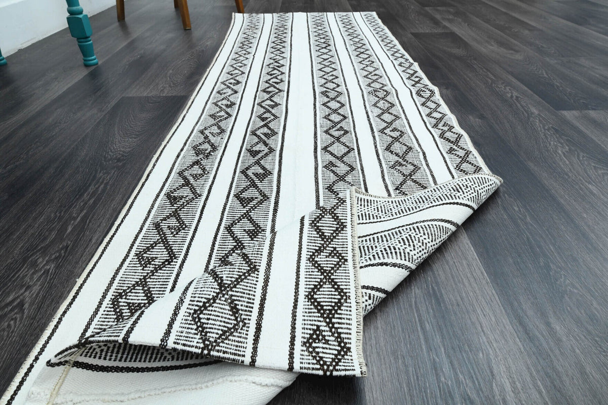 El yapımı vintage yolluk 74x201 cm çizgili desenli yün - ışık altında renk detayı