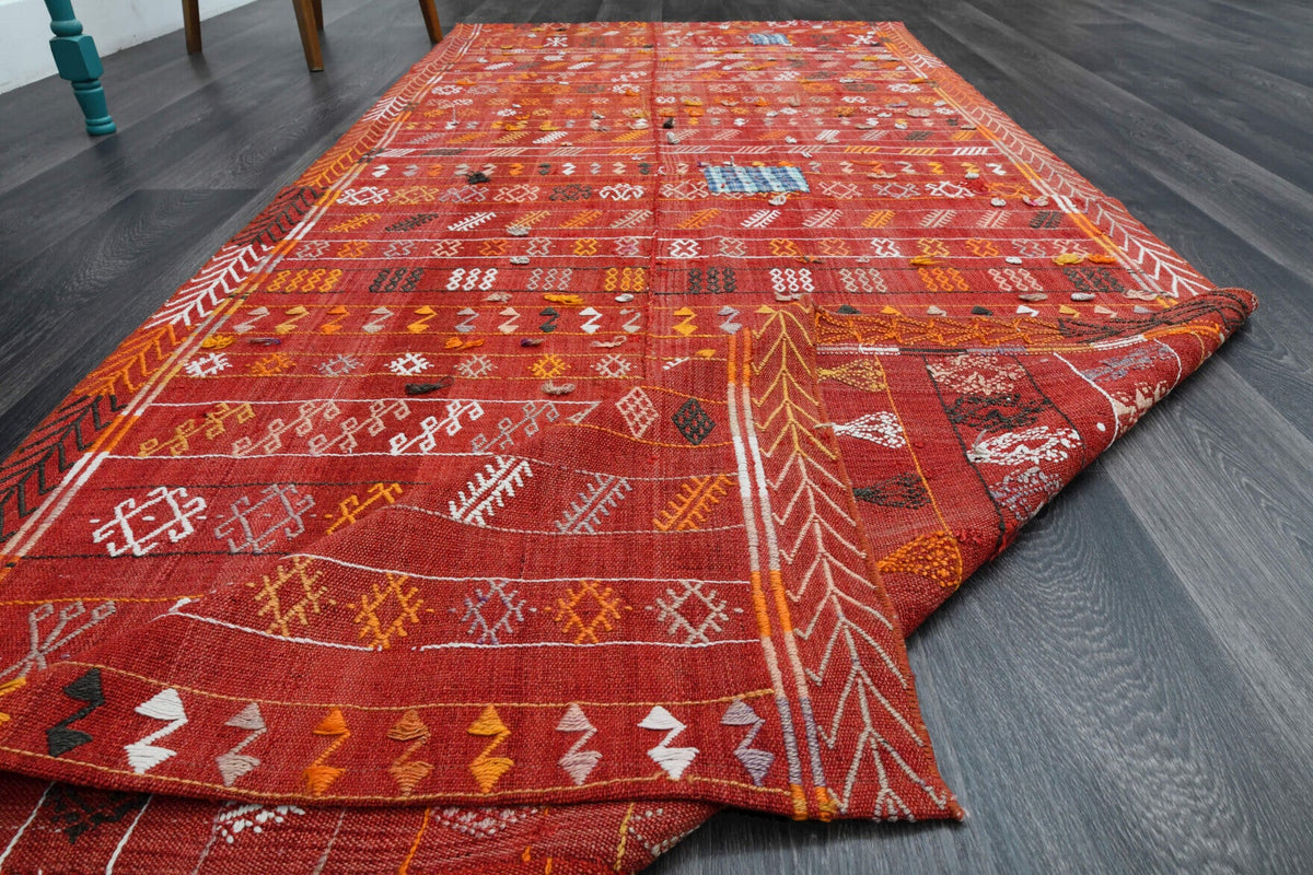 El yapımı vintage yolluk 127x307 cm i̇kat desenli yün - ışık altında renk detayı