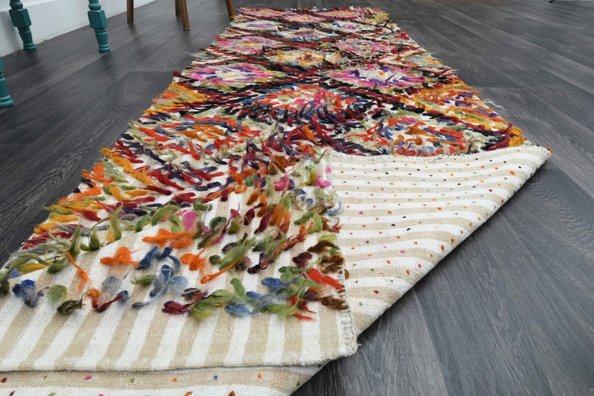 El yapımı vintage yolluk 97x353 cm geometrik desenli yün - ışık altında renk detayı