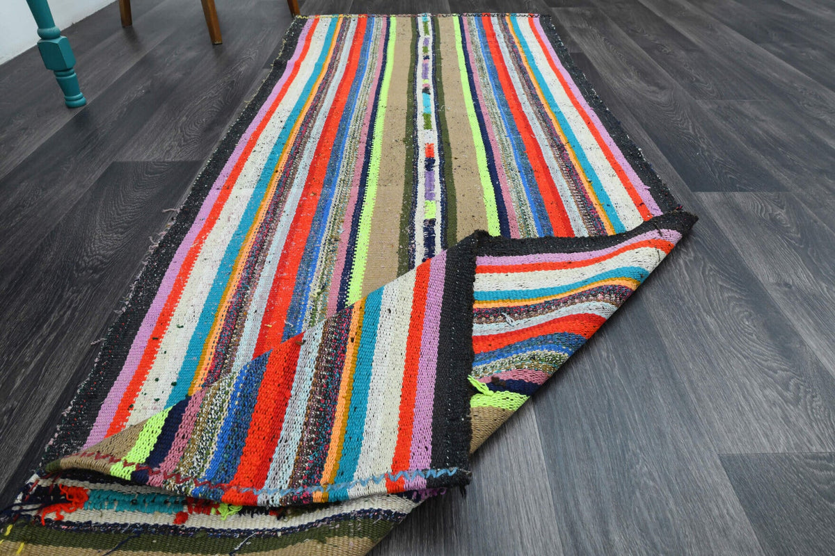 El yapımı vintage halı 94x241 cm çizgili desenli yün - ışık altında renk detayı