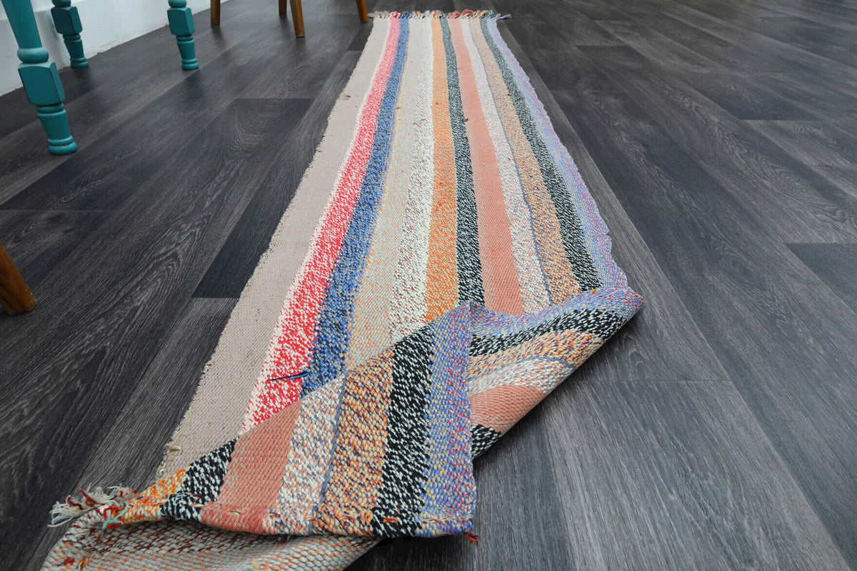 El yapımı vintage halı 51x279 cm çizgili desenli yün - ışık altında renk detayı