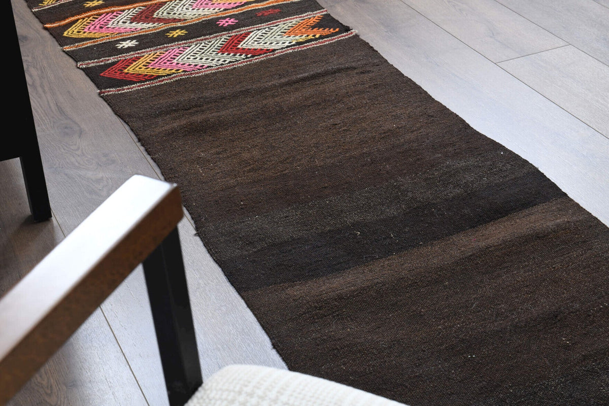El yapımı vintage yolluk 61x231 cm tribal desenli yün - ışık altında renk detayı
