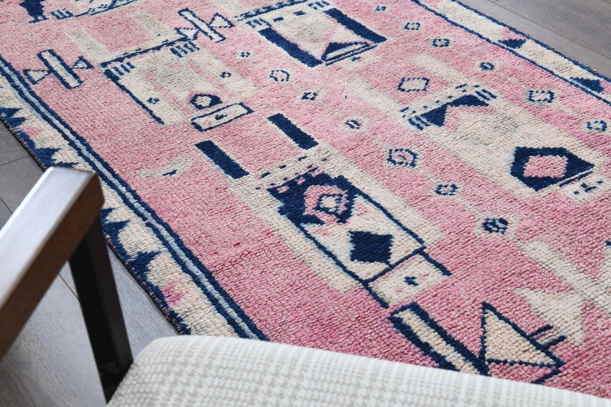 El yapımı vintage yolluk 102x333 cm geleneksel desenli yün - ışık altında renk detayı