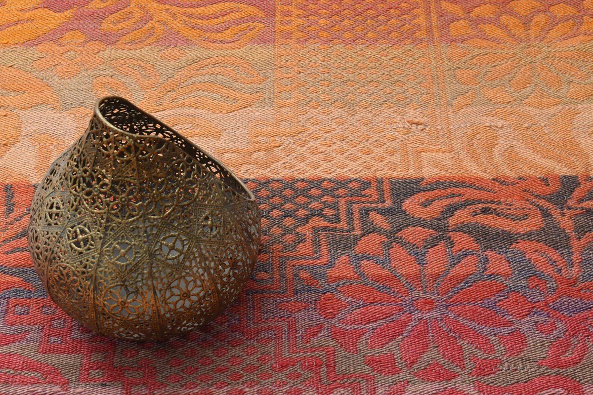 El yapımı vintage halı 180x315 cm oryantal desenli yün - ışık altında renk detayı
