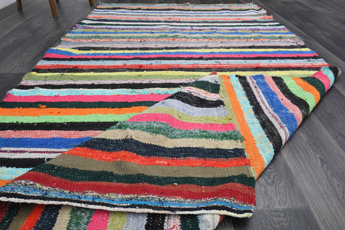 El yapımı vintage halı 150x277 cm oryantal desenli yün - ışık altında renk detayı