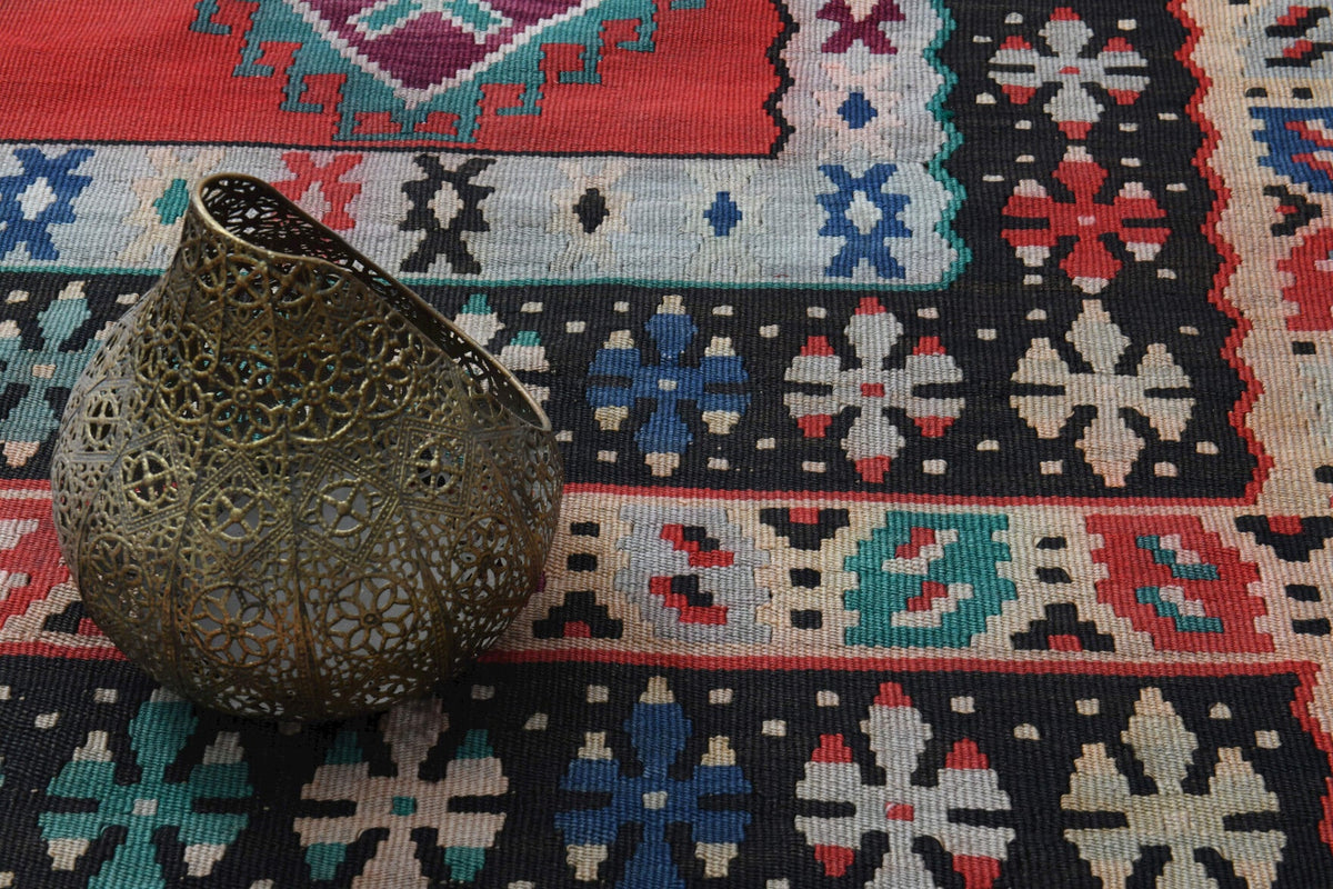 El yapımı vintage halı 208x310 cm oryantal desenli yün - ışık altında renk detayı