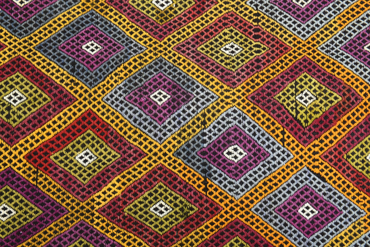 El yapımı vintage halı 157x262 cm i̇kat desenli yün - mekan görünümü