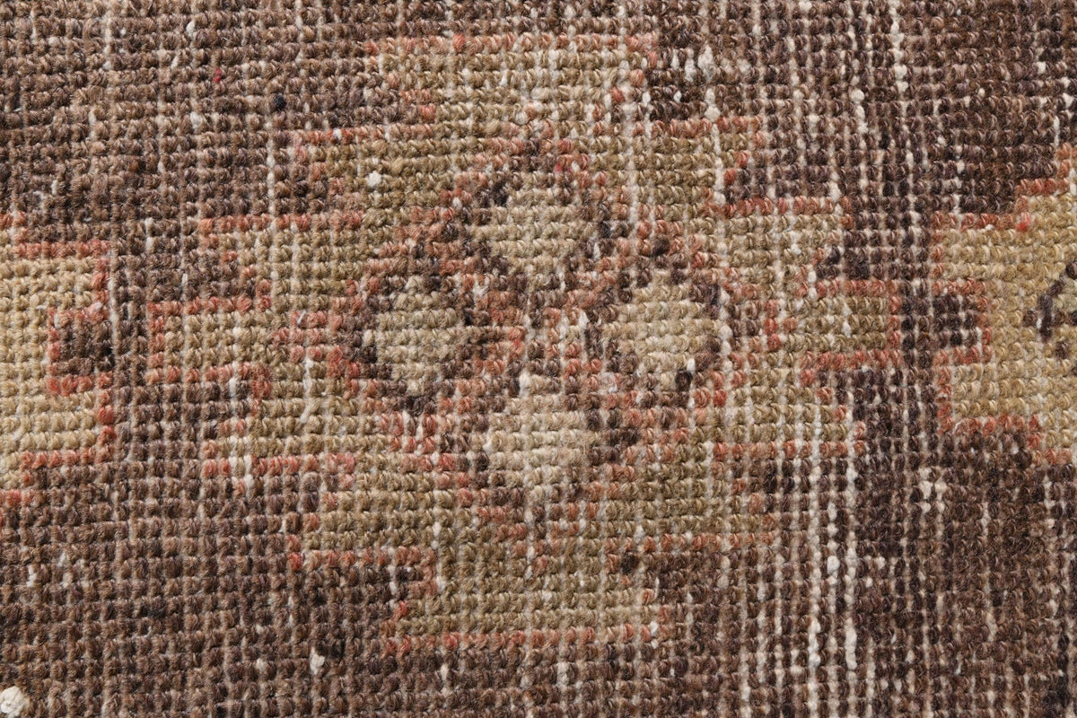 El yapımı vintage yolluk 79x361 cm geometrik desenli yün - ışık altında renk detayı
