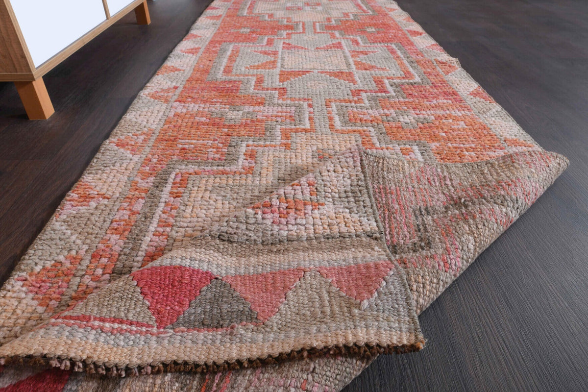 El yapımı vintage yolluk 91x307 cm geometrik desenli yün - ışık altında renk detayı
