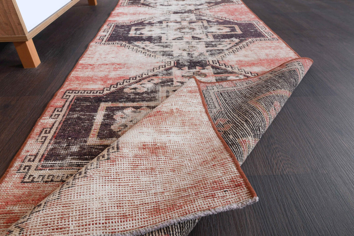 El yapımı vintage yolluk 79x277 cm oryantal desenli yün - ışık altında renk detayı