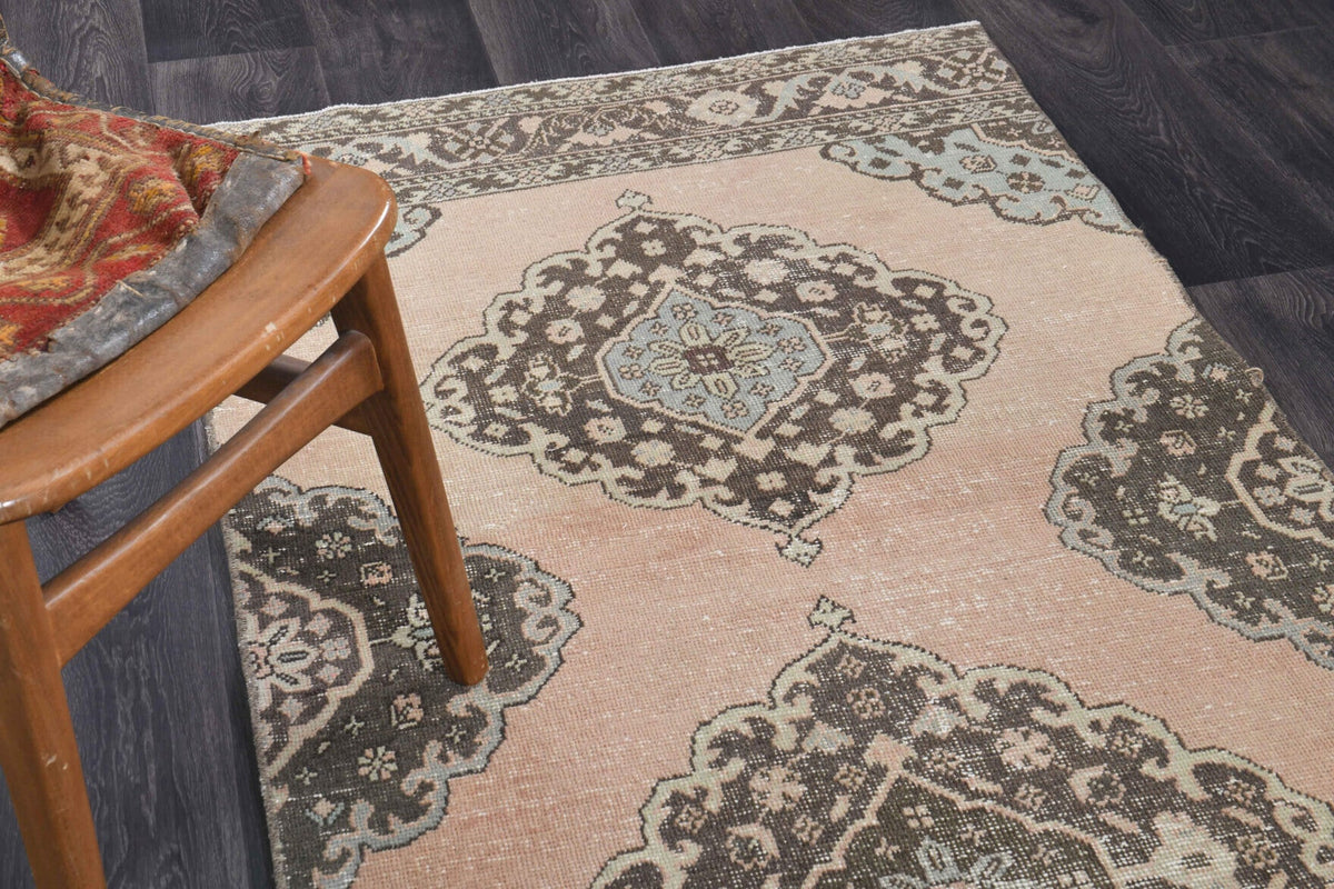 El yapımı vintage yolluk 97x394 cm i̇kat desenli yün - ışık altında renk detayı
