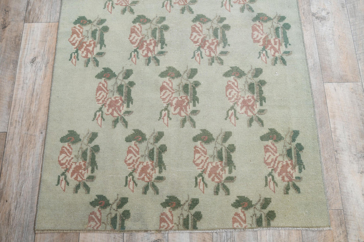 Çiçek desenli el dokuma vintage halı – bej ve turuncu tonlarda yün dokuma