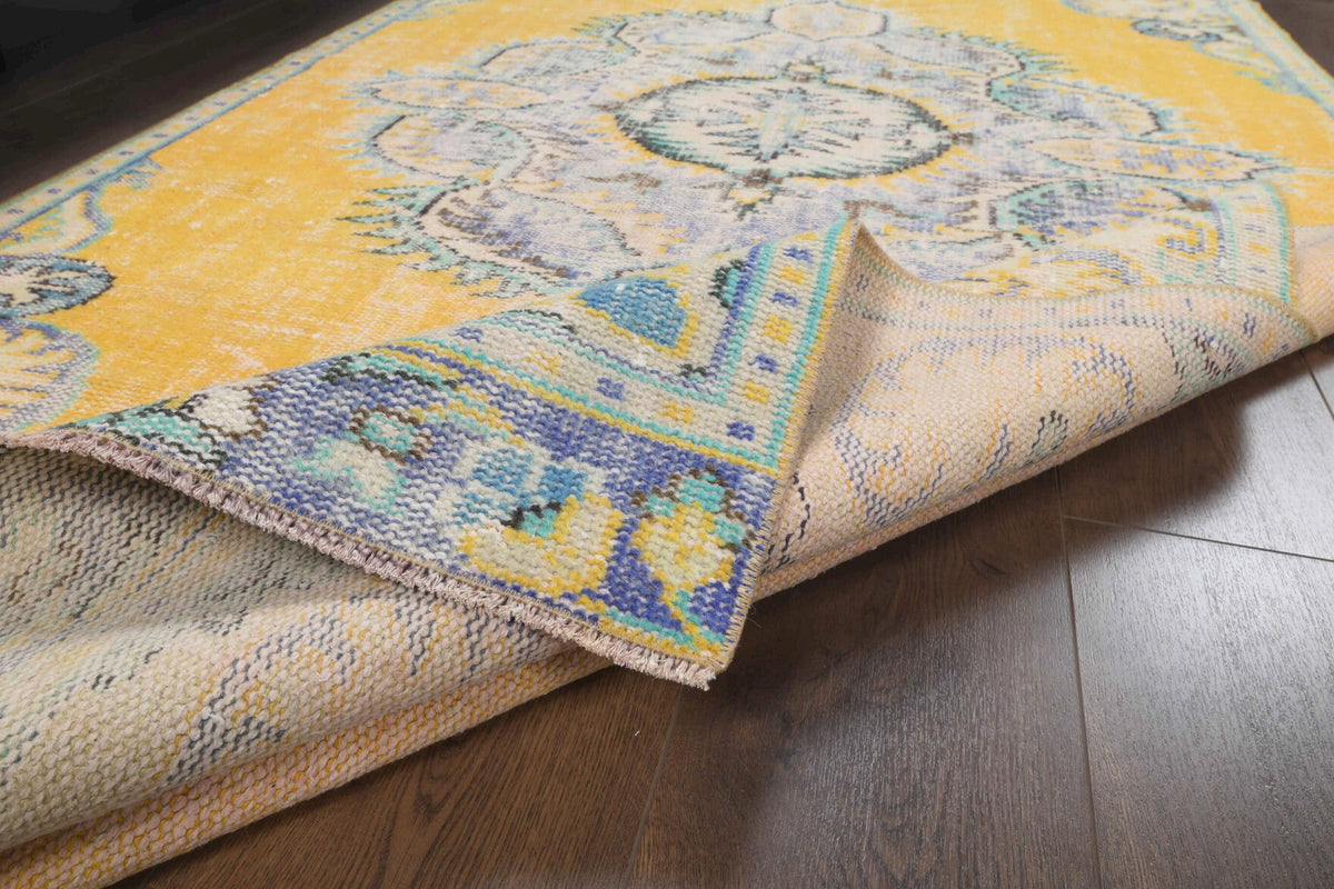 El yapımı vintage halı 135x284 cm oryantal desenli yün - ışık altında renk detayı