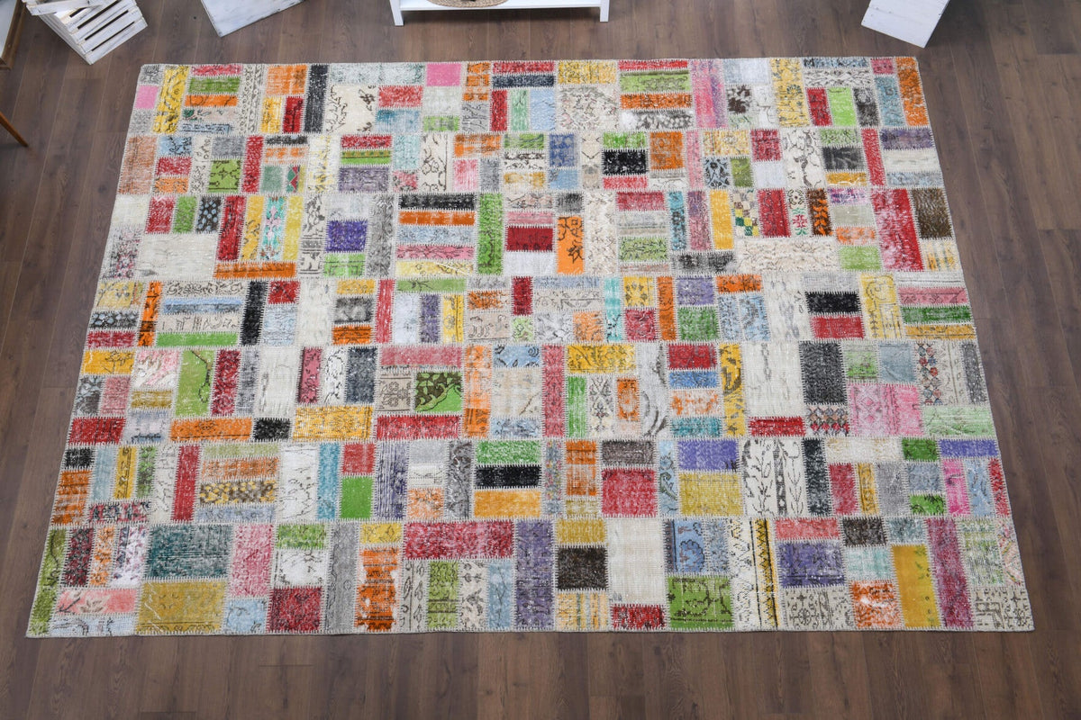 El yapımı vintage halı 249x353 cm tribal desenli yün - ışık altında renk detayı