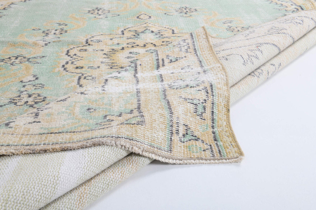 Pera Halı tek parça koleksiyonu: oryantal desenli el dokuma vintage halı, beyaz ve bej