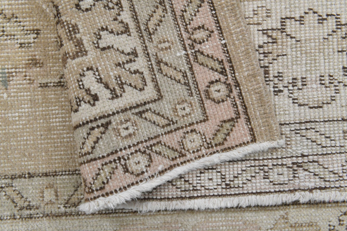 El yapımı vintage halı 196x300 cm oryantal desenli yün - ışık altında renk detayı