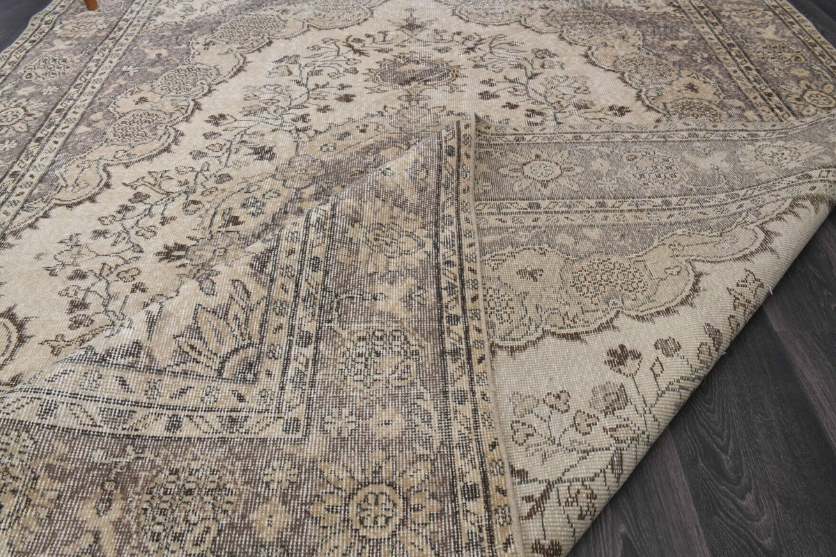El yapımı vintage halı 211x300 cm oryantal desenli yün - ışık altında renk detayı