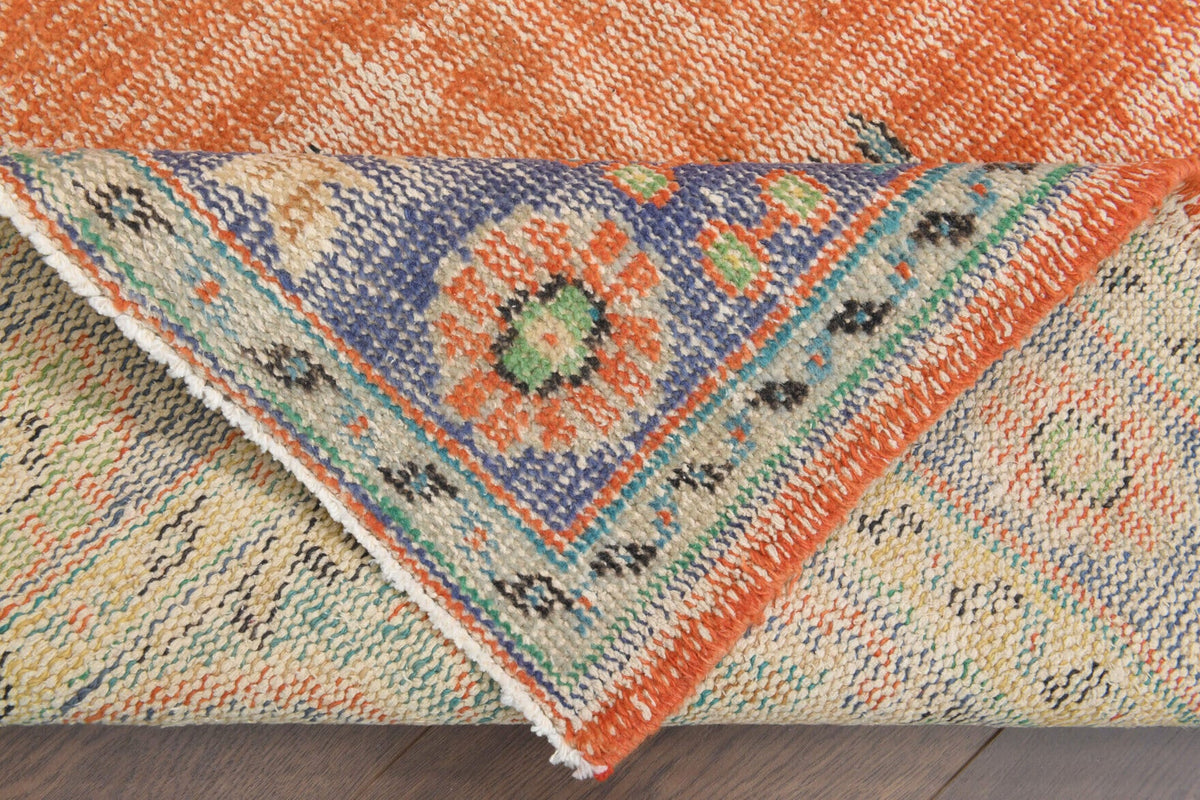 El yapımı vintage halı 183x274 cm oryantal desenli yün - ışık altında renk detayı