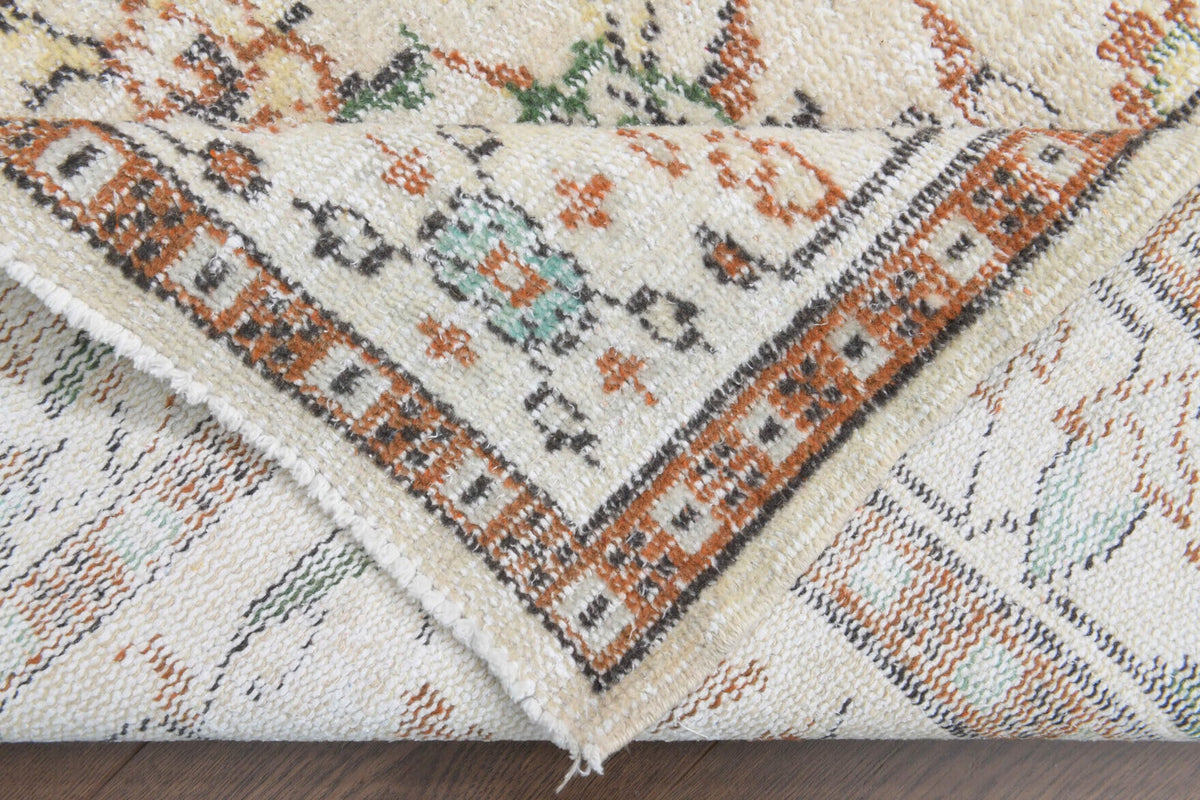 El yapımı vintage halı 185x300 cm oryantal desenli yün - ışık altında renk detayı