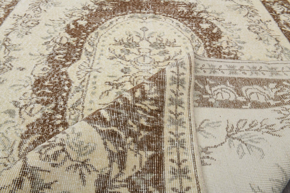 El yapımı vintage halı 168x259 cm oryantal desenli yün - ışık altında renk detayı