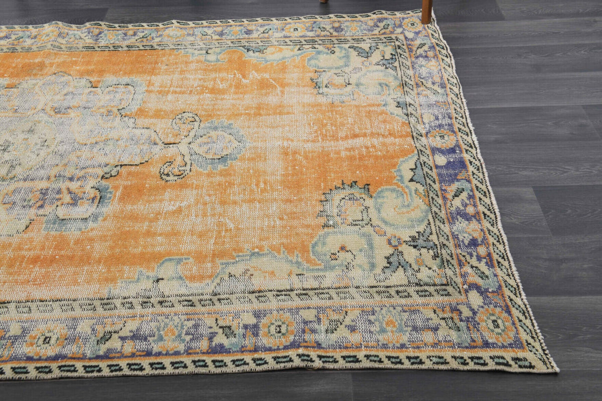 El yapımı vintage halı 168x262 cm oryantal desenli yün - mekan görünümü