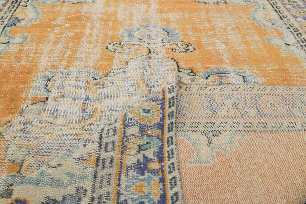 El yapımı vintage halı 168x262 cm oryantal desenli yün - ışık altında renk detayı