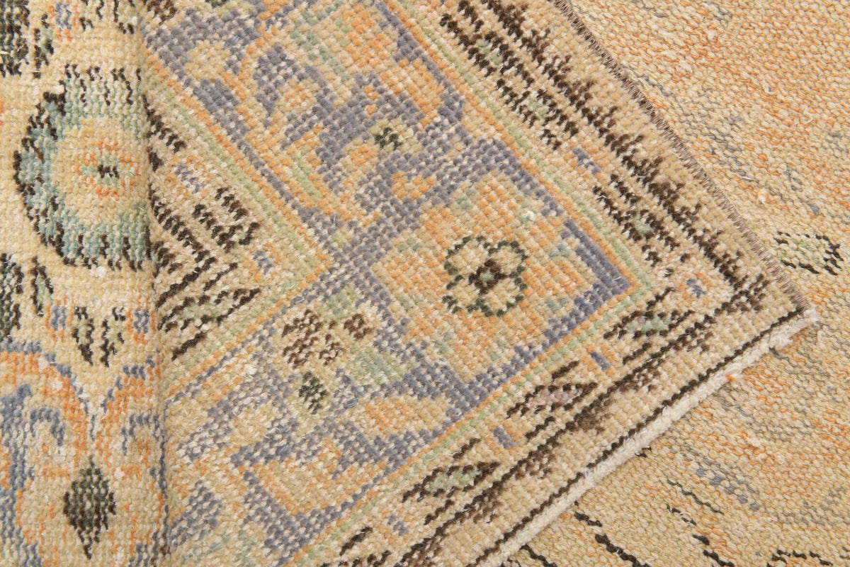 El yapımı vintage halı 185x302 cm oryantal desenli yün - ışık altında renk detayı