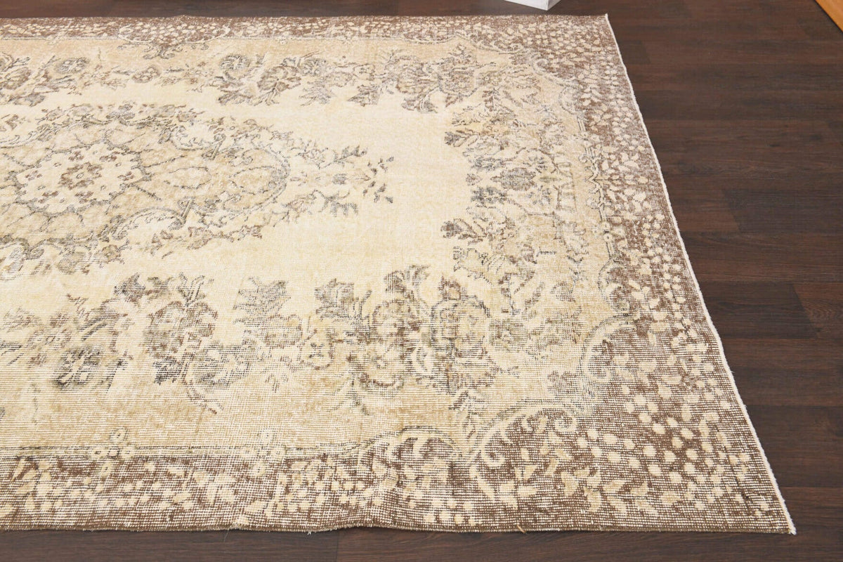 El yapımı vintage halı 193x287 cm oryantal desenli yün - ışık altında renk detayı
