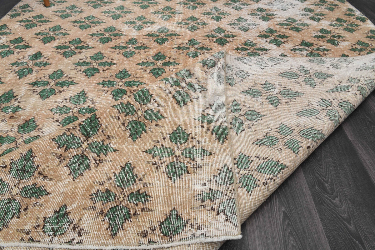 El yapımı vintage halı 213x274 cm çiçek desenli desenli yün - ışık altında renk detayı