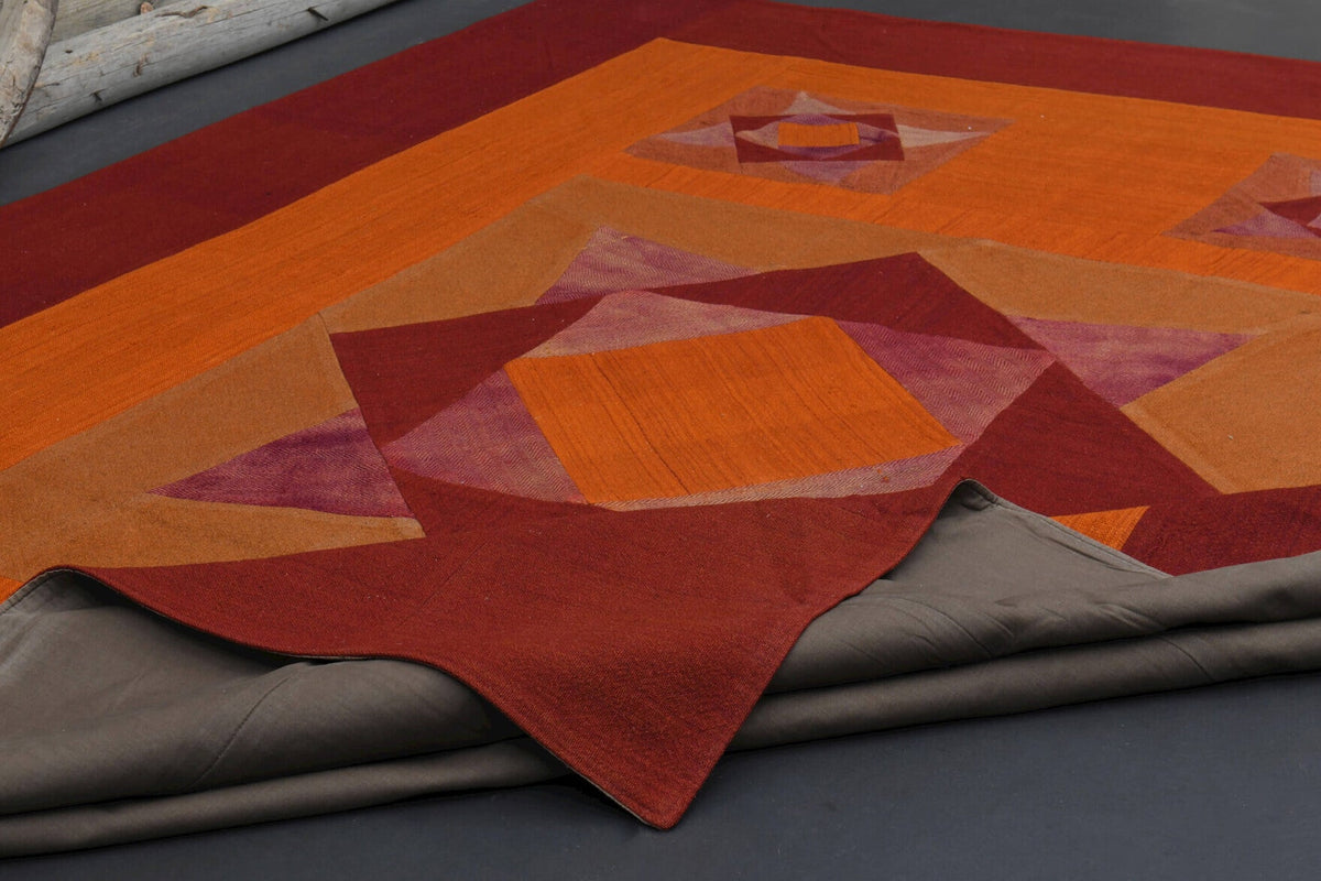 El yapımı vintage halı 249x356 cm geometrik desenli yün - ışık altında renk detayı
