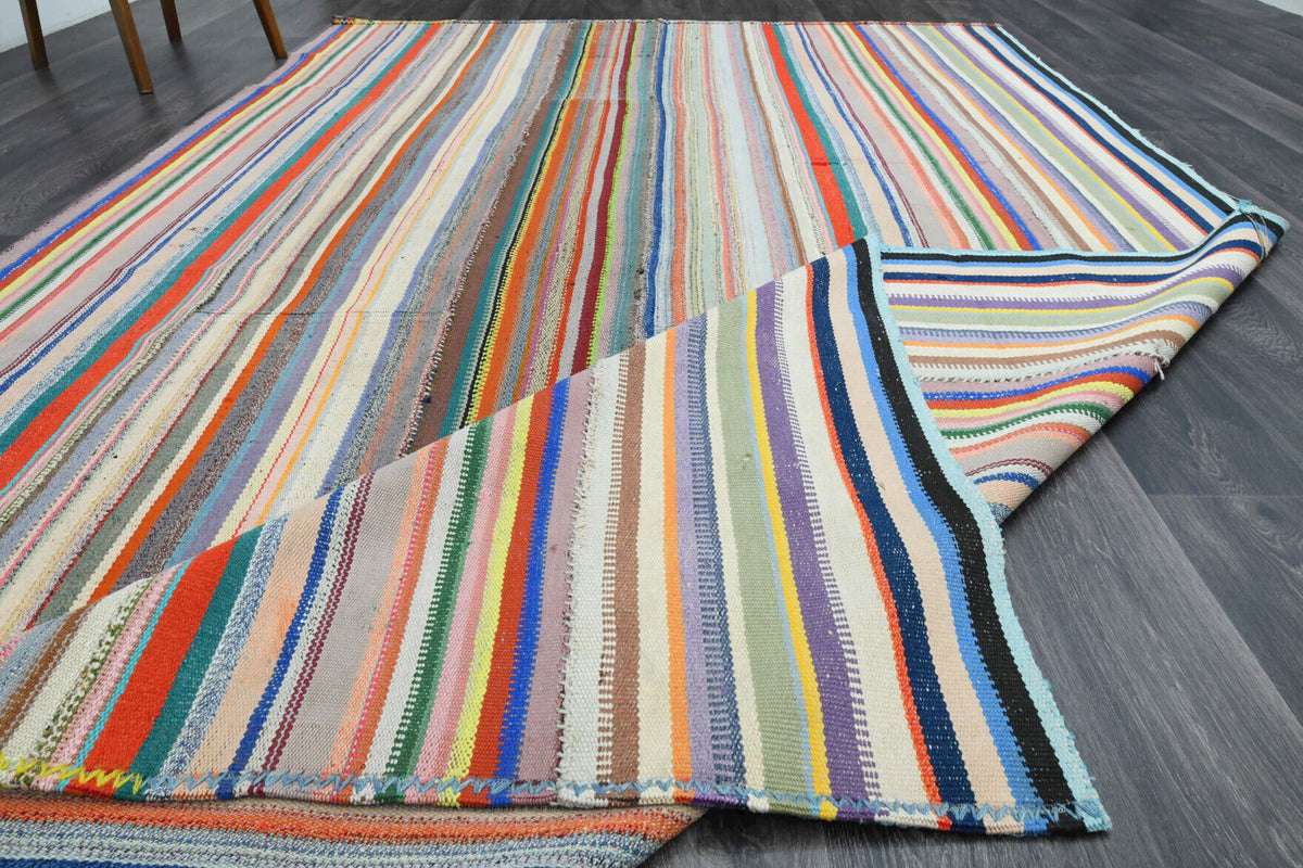 El yapımı vintage halı 211x340 cm çizgili desenli yün - ışık altında renk detayı