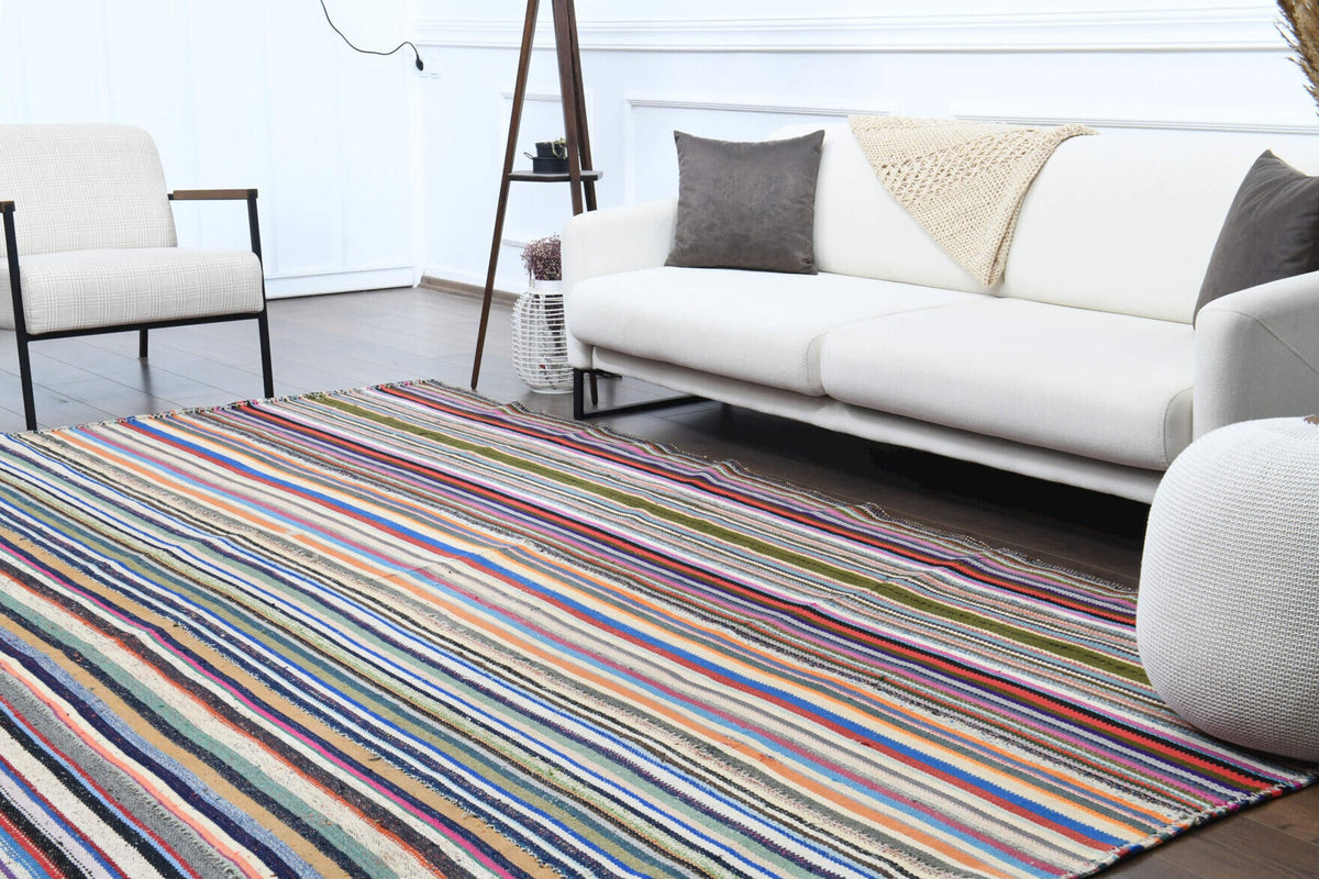 El yapımı vintage halı 249x330 cm çizgili desenli yün - ışık altında renk detayı