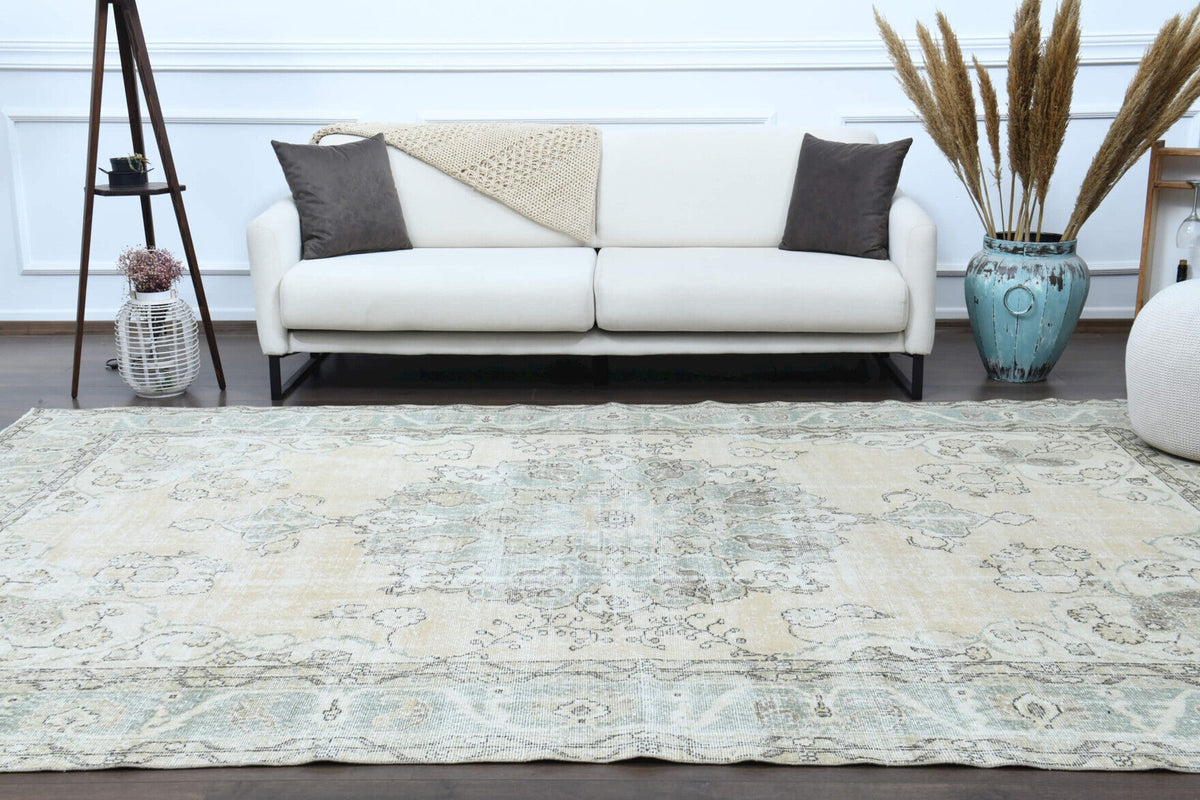 El yapımı vintage halı 213x335 cm oryantal desenli yün - ışık altında renk detayı