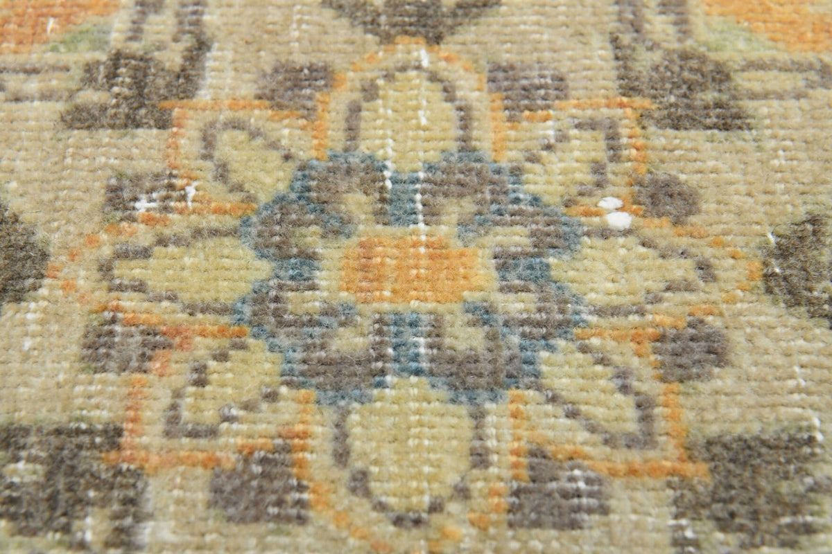 El yapımı vintage halı 231x338 cm oryantal desenli yün - ışık altında renk detayı
