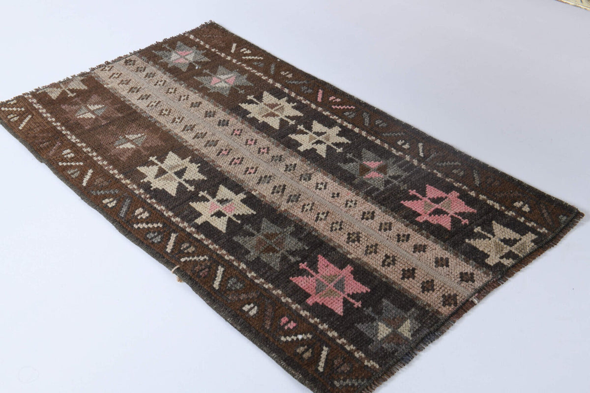 El yapımı vintage halı 48x86 cm i̇kat desenli yün - yakın çekim doku detayı