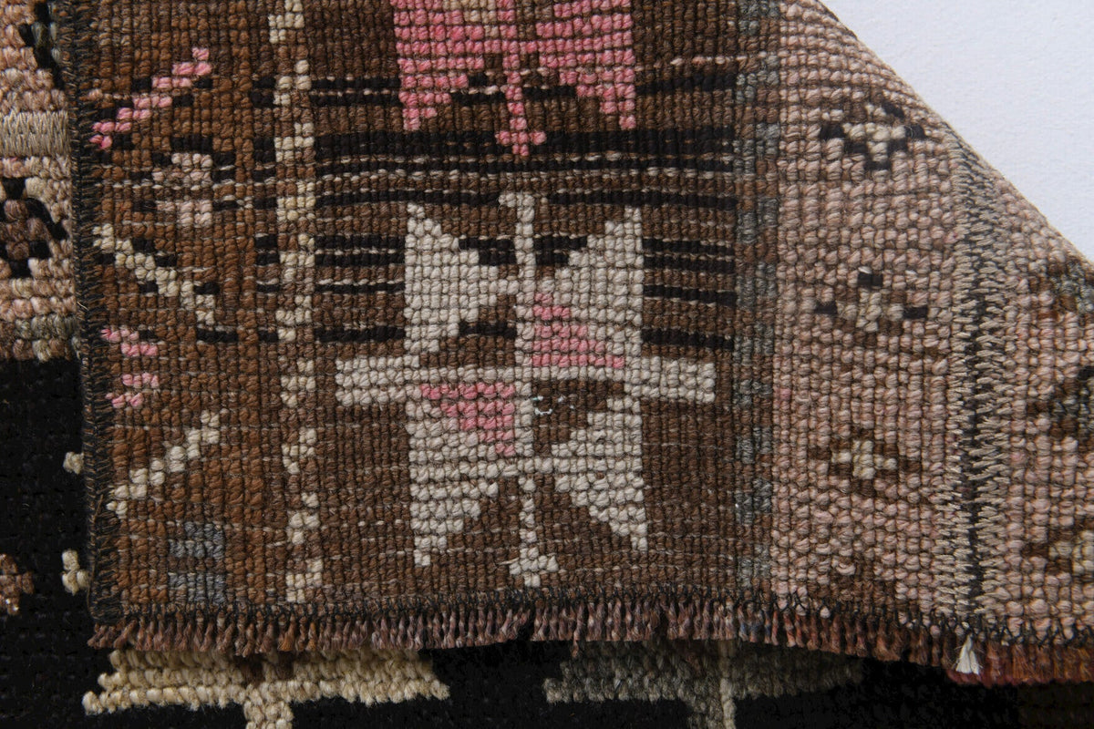 El yapımı vintage halı 43x94 cm tribal desenli yün - mekan görünümü