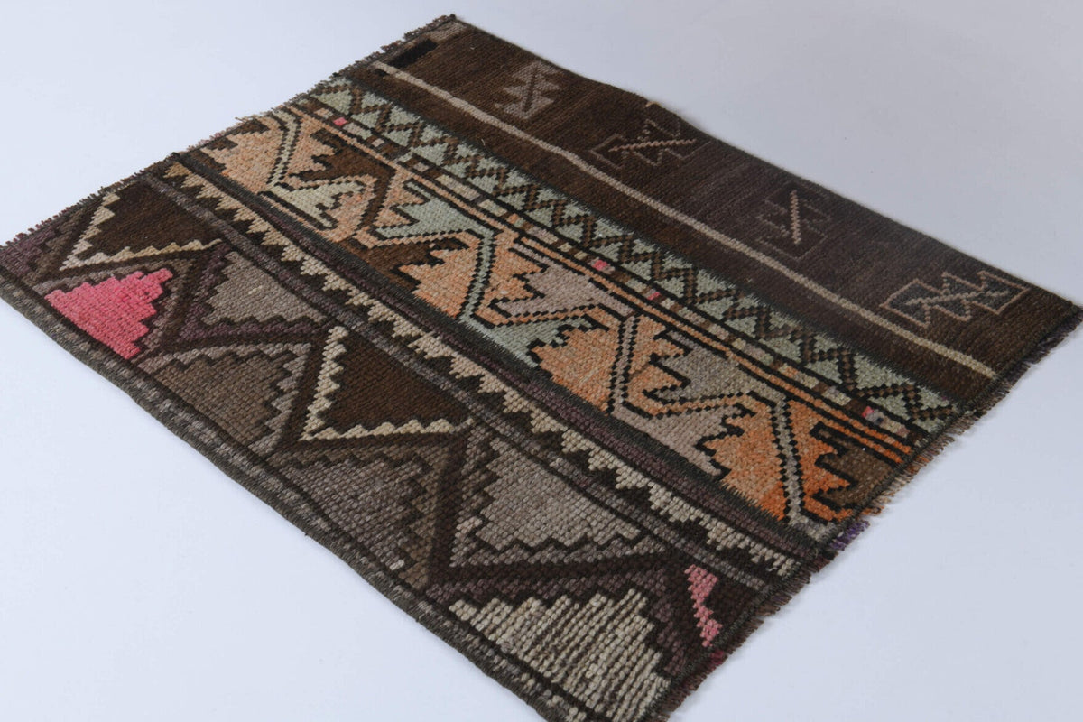 El yapımı vintage halı 51x64 cm tribal desenli yün - yakın çekim doku detayı