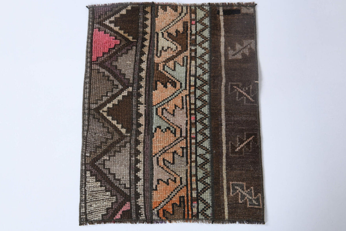 El yapımı vintage halı 51x64 cm tribal desenli yün - kenar ve saçak detayı
