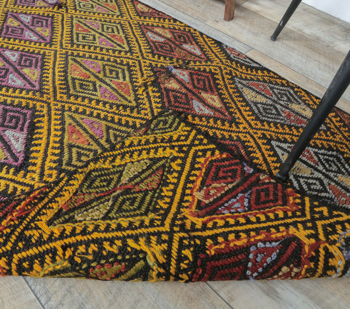 El yapımı vintage yolluk 61x183 cm i̇kat desenli yün - mekan görünümü