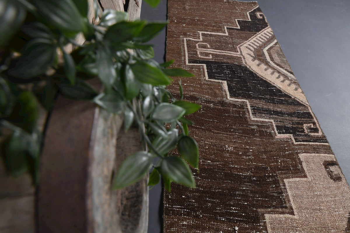 El yapımı vintage yolluk 61x305 cm oryantal desenli yün - ışık altında renk detayı