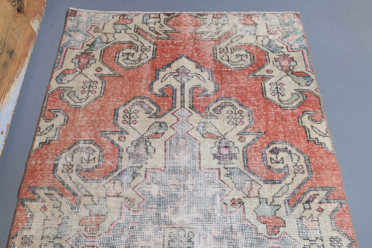 El yapımı vintage halı 104x183 cm oryantal desenli yün - kenar ve saçak detayı