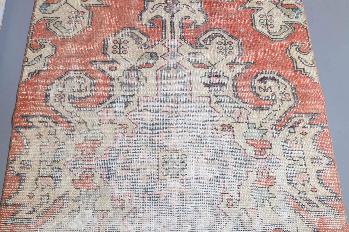 El yapımı vintage halı 104x183 cm oryantal desenli yün - mekan görünümü