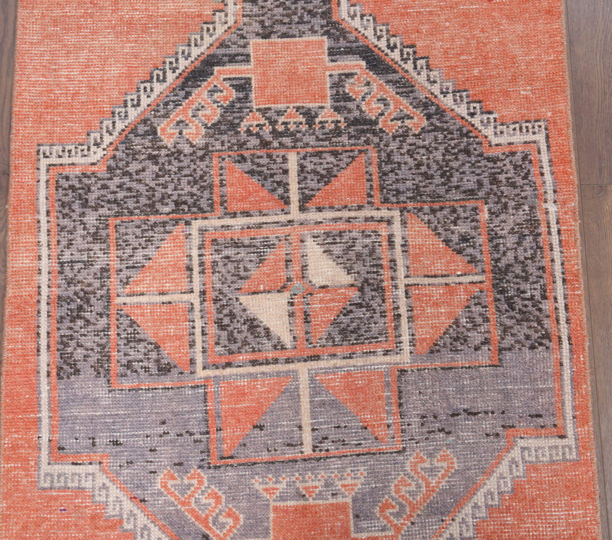 El yapımı vintage yolluk 86x300 cm geometrik desenli yün - yakın çekim doku detayı