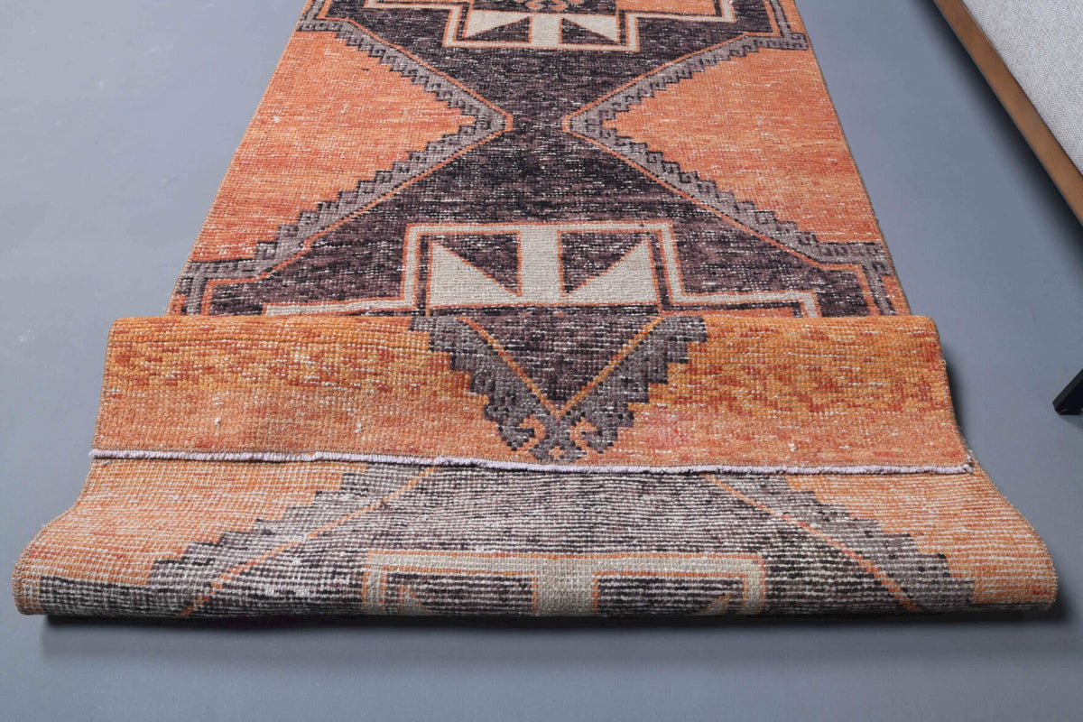 El yapımı vintage yolluk 89x333 cm geometrik desenli yün - ışık altında renk detayı
