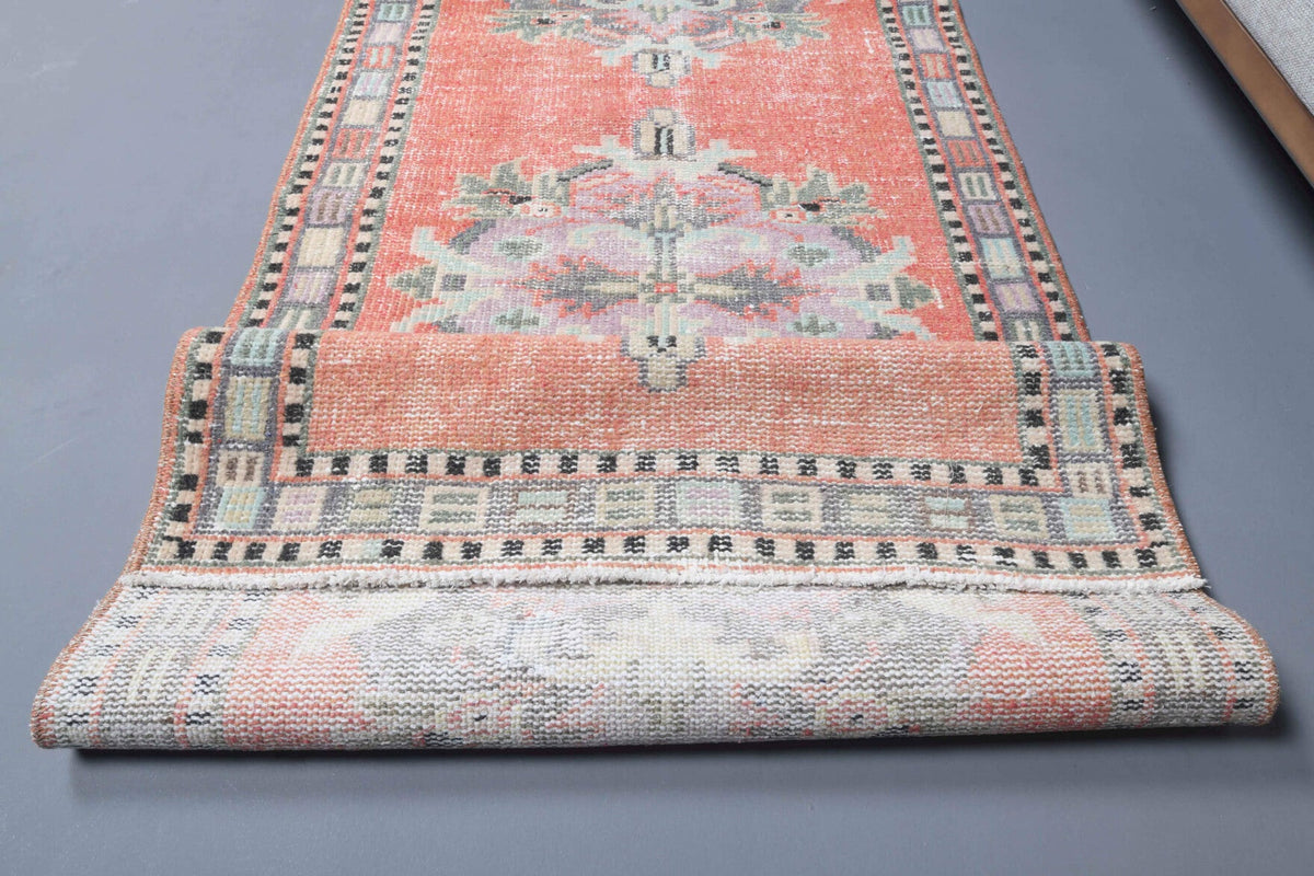 El yapımı vintage yolluk 79x323 cm oryantal desenli yün - ışık altında renk detayı