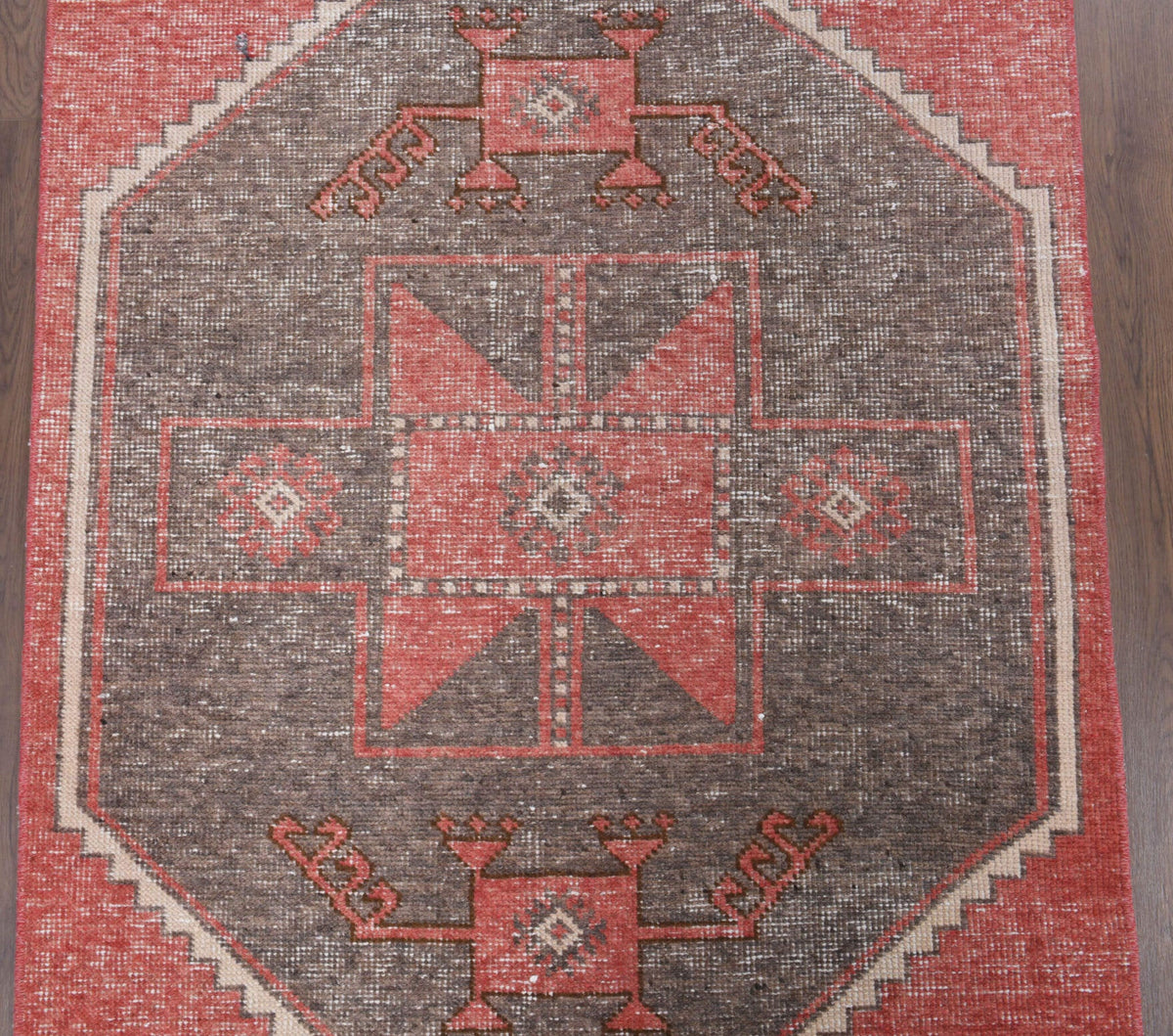 El yapımı vintage yolluk 91x386 cm geometrik desenli yün - yakın çekim doku detayı