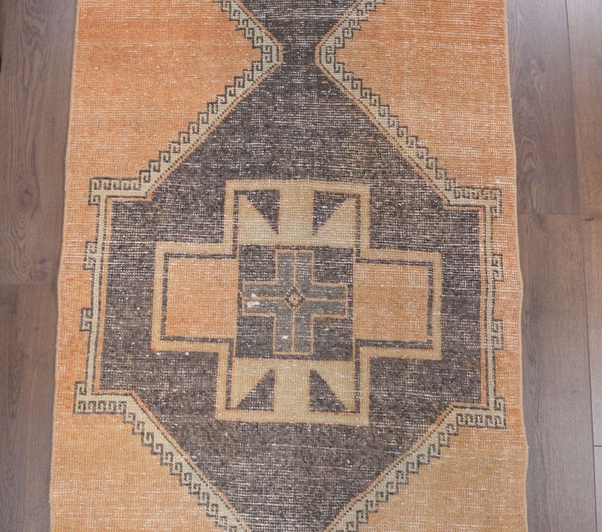 El yapımı vintage yolluk 86x330 cm geometrik desenli yün - yakın çekim doku detayı